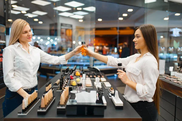 柜台上的美容师和化妆品商店里的女人奢侈品美容院 女性顾客 时装店美容师 — 图库照片