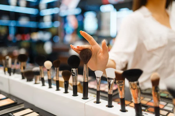 Žena Vybírá Štětec Poličce Obchodě Kosmetikou Kupující Přehlídce Luxusním Salonu — Stock fotografie
