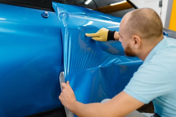 Autowickler Montieren Schützende Vinylfolie Oder Folie Der Fahrzeugtür Arbeiter Macht — Stockfoto