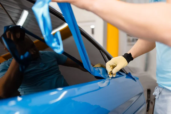 Мужские Руки Механика Устанавливают Защитную Виниловую Фольгу Пленку Двери Автомобиля — стоковое фото