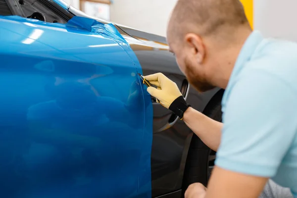 Male Car Wrapper Hands Installs Protective Vinyl Foil Film Vehicle — Stock Photo, Image