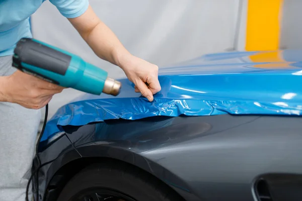 Envoltura Del Coche Mecánico Con Secadora Instala Lámina Vinilo Protectora — Foto de Stock