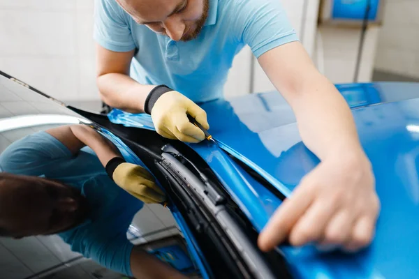 Envoltura Del Coche Hombre Corta Papel Vinilo Protector Película Primer —  Fotos de Stock