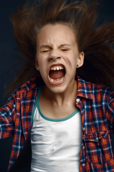 スタジオで叫んで髪の毛の効果を開発する少女 子供と風暗い背景に隔離された子供の感情 — ストック写真