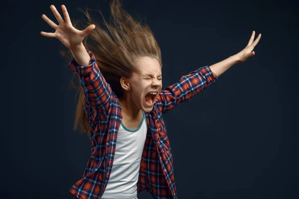 Holčička Křičí Studiu Rozvíjí Účes Efekt Děti Vítr Dítě Izolované — Stock fotografie