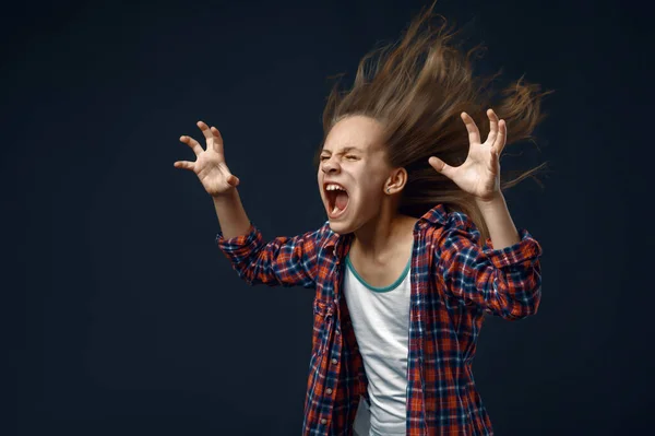 Menina Grita Estúdio Desenvolvendo Efeito Penteado Crianças Vento Criança Isolada — Fotografia de Stock