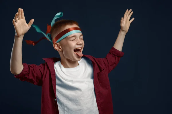 Niño Grita Estudio Efecto Ventoso Niños Viento Niño Aislado Sobre —  Fotos de Stock