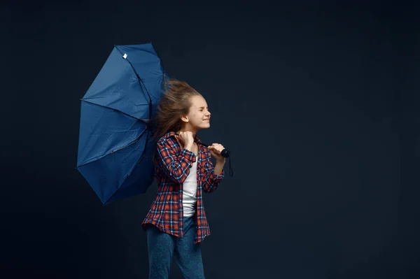 Kislány Esernyőt Tart Stúdióban Szélhatás Erős Légáramlás Gyerekek Fejlődő Haj — Stock Fotó