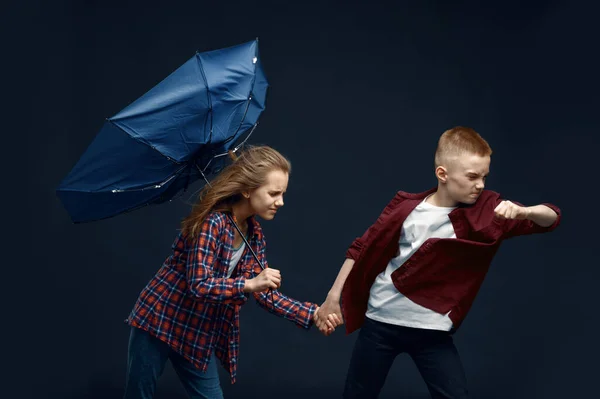 Kisfiú Lány Esernyővel Hatalmas Légáramlás Ellen Stúdióban Szél Hatása Szeles — Stock Fotó
