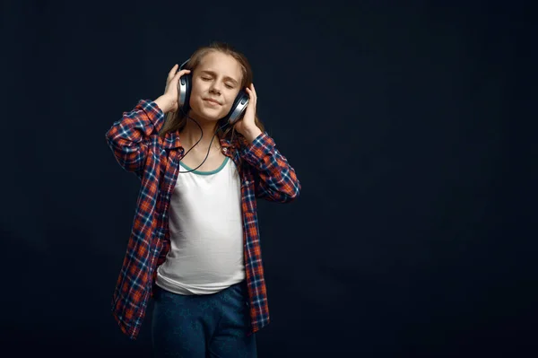 Klein Meisje Hoofdtelefoon Tegen Een Krachtige Luchtstroom Studio Het Ontwikkelen — Stockfoto