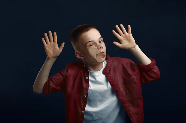 Niño Hace Cara Apoyada Contra Vidrio Estudio Feliz Infancia Los — Foto de Stock