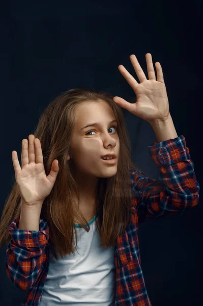 Mała Dziewczynka Robi Minę Opierając Się Szkło Studio Szczęśliwe Dzieciństwo — Zdjęcie stockowe