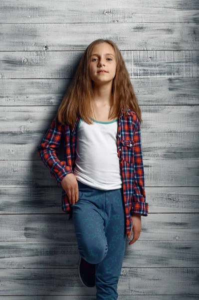 Imádnivaló Kislány Áll Falnál Stúdióban Gyerek Elszigetelt Háttér Gyermek Érzelem — Stock Fotó