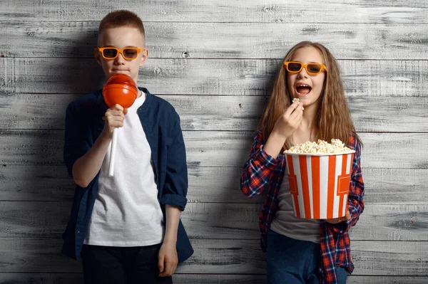 Liten Pojke Och Flicka Solglasögon Rymmer Popcorn Och Stora Klubbor — Stockfoto