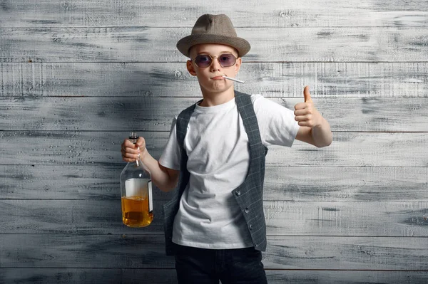 Kleiner Junge Mit Schickem Hut Hält Flasche Atelier Kind Isoliert — Stockfoto