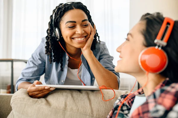 Two Happy Women Enjoys Listening Music Home Pretty Girlfriends Earphones — Stock Photo, Image