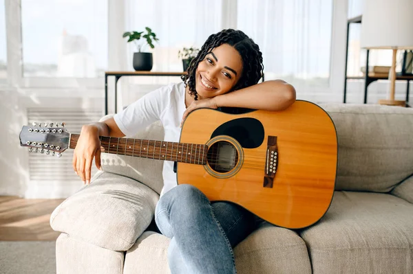 Gelukkige Vrouw Met Gitaar Zittend Bank Thuis Mooie Dame Oortjes — Stockfoto