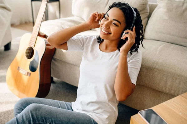 Mulher Sorridente Fones Ouvido Casa Guitarra Fundo Senhora Bonita Com — Fotografia de Stock