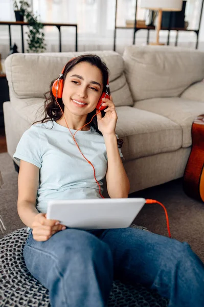 Mulher Bonito Fones Ouvido Gosta Ouvir Música Bonita Senhora Fones — Fotografia de Stock