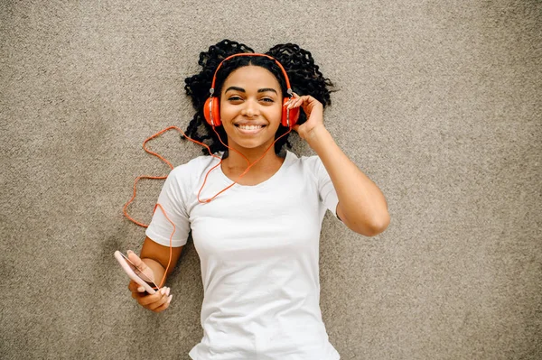 Femme Mignonne Dans Les Écouteurs Couchés Sur Sol Écouter Musique — Photo