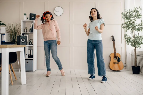 Vicces Nők Táncolnak Zenét Hallgatnak Otthon Csinos Barátnők Fülhallgatóban Pihennek — Stock Fotó