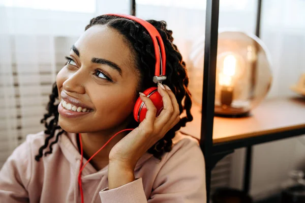 Attractive Woman Headphones Enjoys Listen Music Pretty Lady Earphones Relax — Stock Photo, Image