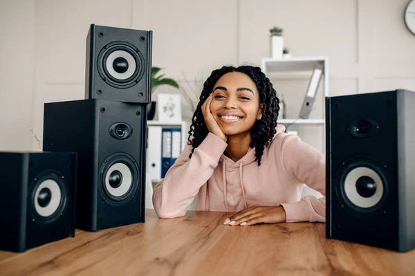 Mulher Feliz Bonito Entre Muitos Alto Falantes Áudio Ouvir Música — Fotografia de Stock