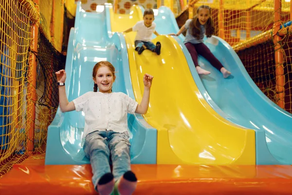 Kinderen Rijden Heuvel Het Amusementscentrum Meisjes Jongens Vrijetijdsbesteding Vakantie Kindergeluk — Stockfoto