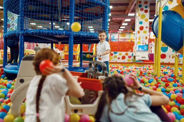 子供たちはエンターテイメントセンターでボールを投げます 休日の女の子と男の子のレジャー 子供時代の幸福 遊び場の幸せな子供たち — ストック写真