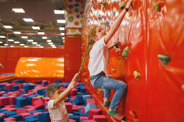 Kinder Streiten Sich Kletterwand Freizeitcenter Freizeit Für Mädchen Und Jungen — Stockfoto