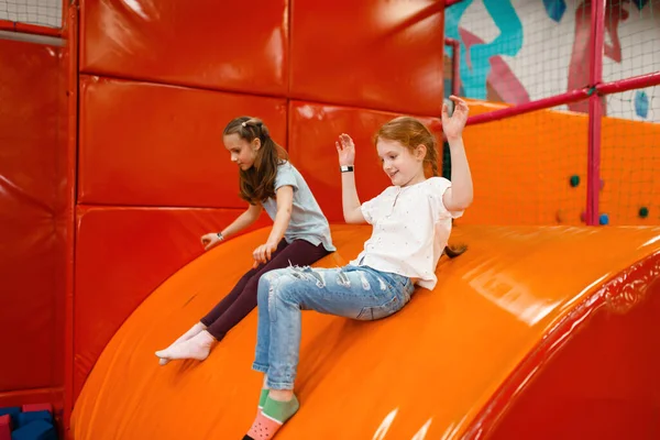 Fröhliche Freundinnen Spielen Vergnügungszentrum Zwischen Weichen Würfeln Mädchenfreizeiten Urlaub Kinderglück — Stockfoto