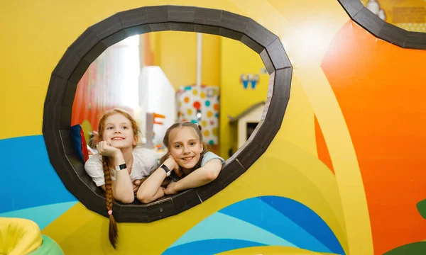 两个小女孩在娱乐中心玩耍 女孩在假期休息 童年快乐 快乐的孩子在操场上 — 图库照片