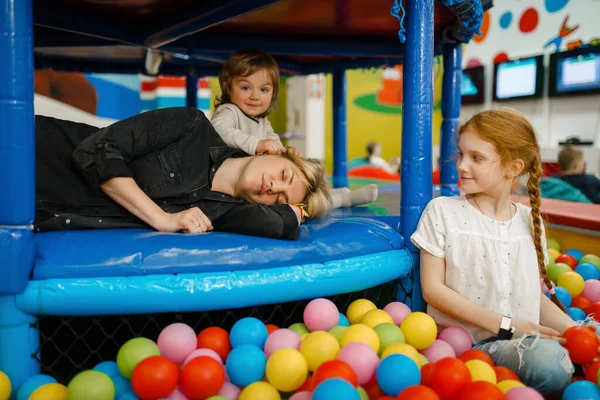 Matka Jej Dzieci Centrum Rozrywki Mama Jej Córka Wakacjach Szczęście — Zdjęcie stockowe