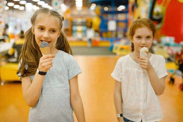 Eğlence Merkezinde Iki Kız Dondurma Yiyor Tatillerde Çocuklar Çocukluk Mutlulukları — Stok fotoğraf