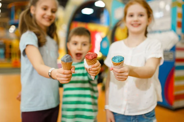 Dzieci Jedzą Lody Centrum Rozrywki Chłopiec Dziewczęta Wypoczynek Wakacjach Szczęście — Zdjęcie stockowe