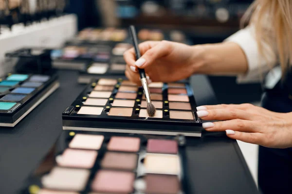 Wanita Dengan Kuas Memilih Bayangan Toko Kosmetik Pembeli Salon Toko — Stok Foto