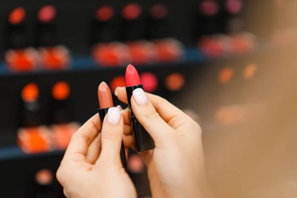 Mujer Eligiendo Lápiz Labial Tienda Cosméticos Comprador Escaparate Salón Belleza — Foto de Stock