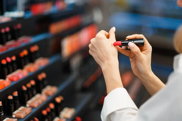 Mujer Eligiendo Lápiz Labial Tienda Cosméticos Comprador Escaparate Salón Belleza — Foto de Stock