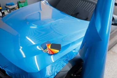 Araba ambalajı, koruyucu vinil folyo ya da film renk paleti, kimse yok. Otomatik temizleme. Otomobil boyası koruması, profesyonel ayar.