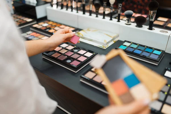 Mujer Sostiene Sombras Estante Tienda Cosméticos Comprador Escaparate Salón Belleza — Foto de Stock