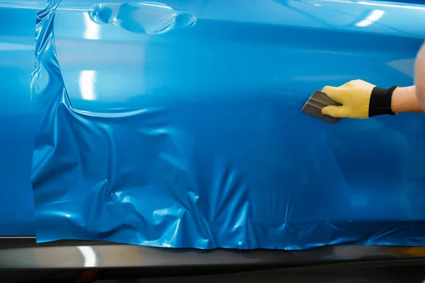 Male Mechanic Installs Protective Vinyl Foil Film Vehicle Door Worker — Stock Photo, Image