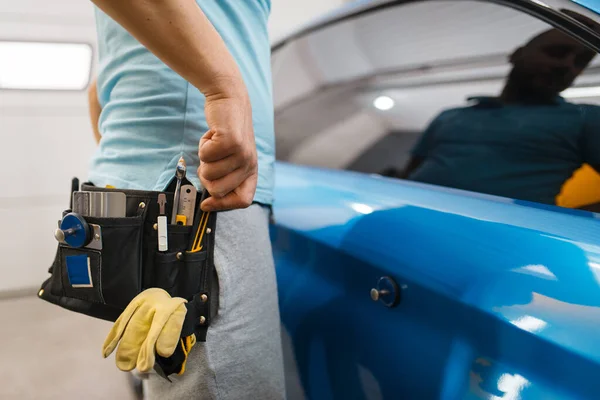 Empacotador Carro Masculino Com Cinto Ferramentas Instala Folha Vinil Protetora — Fotografia de Stock