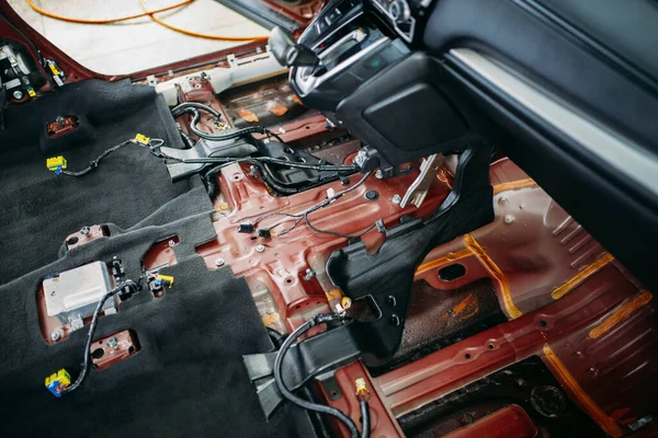ディープカーチューニング 分解車両内装を閉じると 自動詳細 ガレージでの自動車 ブランドなし — ストック写真