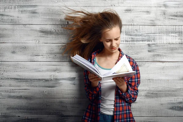 Κοριτσάκι Που Διαβάζει Ένα Βιβλίο Ενάντια Στην Ισχυρή Ροή Του — Φωτογραφία Αρχείου