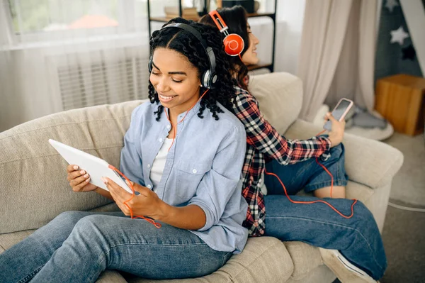 Duas Mulheres Gostam Ouvir Música Sentadas Costas Para Trás Amigas — Fotografia de Stock