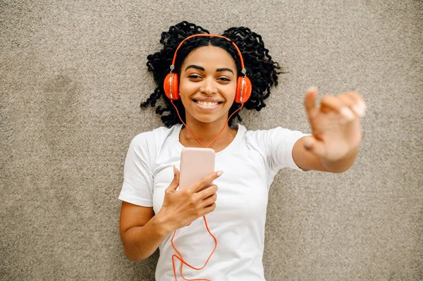 Mulher Bonito Fones Ouvido Deitado Chão Ouvir Música Vista Superior — Fotografia de Stock