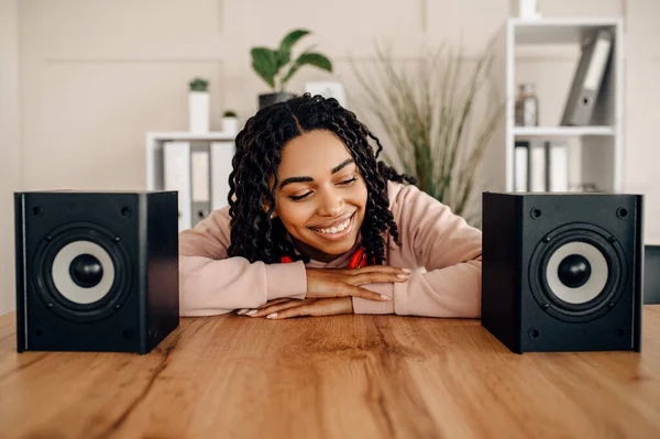 Mulher Bonito Entre Dois Alto Falantes Áudio Ouvir Música Linda — Fotografia de Stock