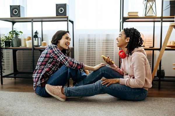 Nevető Nők Fülhallgatóban Élvezik Zenét Otthon Csinos Barátnők Fülhallgatóban Pihennek — Stock Fotó
