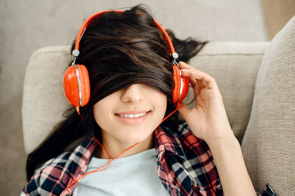 Vrouw Met Haar Haar Ogen Luistert Graag Naar Muziek Een — Stockfoto