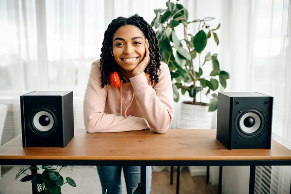 Mulher Feliz Sentada Entre Dois Alto Falantes Áudio Ouvir Música — Fotografia de Stock